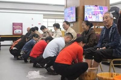 85岁老人足浴店半年消费40万，百名技师服务引争议